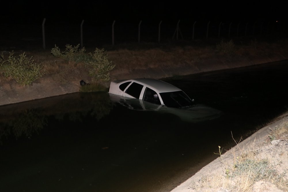 Karaman'da Su Kanalına Düşen Araçtaki 2 Kişi Kendi İmkanlarıyla Kurtuldu