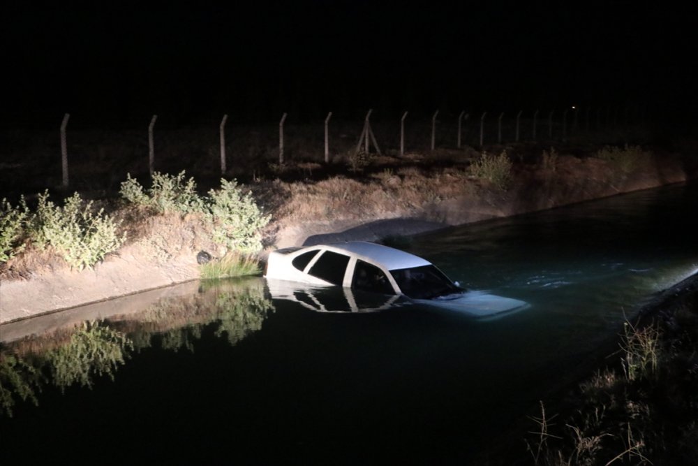 Karaman'da Su Kanalına Düşen Araçtaki 2 Kişi Kendi İmkanlarıyla Kurtuldu