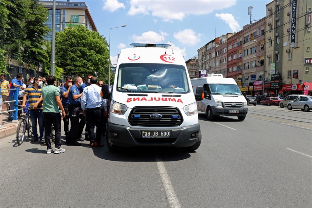 Kayseri'de Panelvanın Çarptığı Genç Ağır Yaralandı