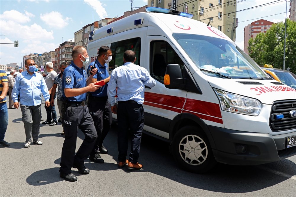 Kayseri'de Panelvanın Çarptığı Genç Ağır Yaralandı