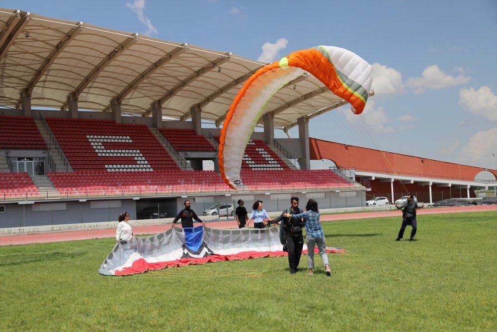 Aksaray Üniversitesin'den Öğrencilere Paraşüt Eğitimi