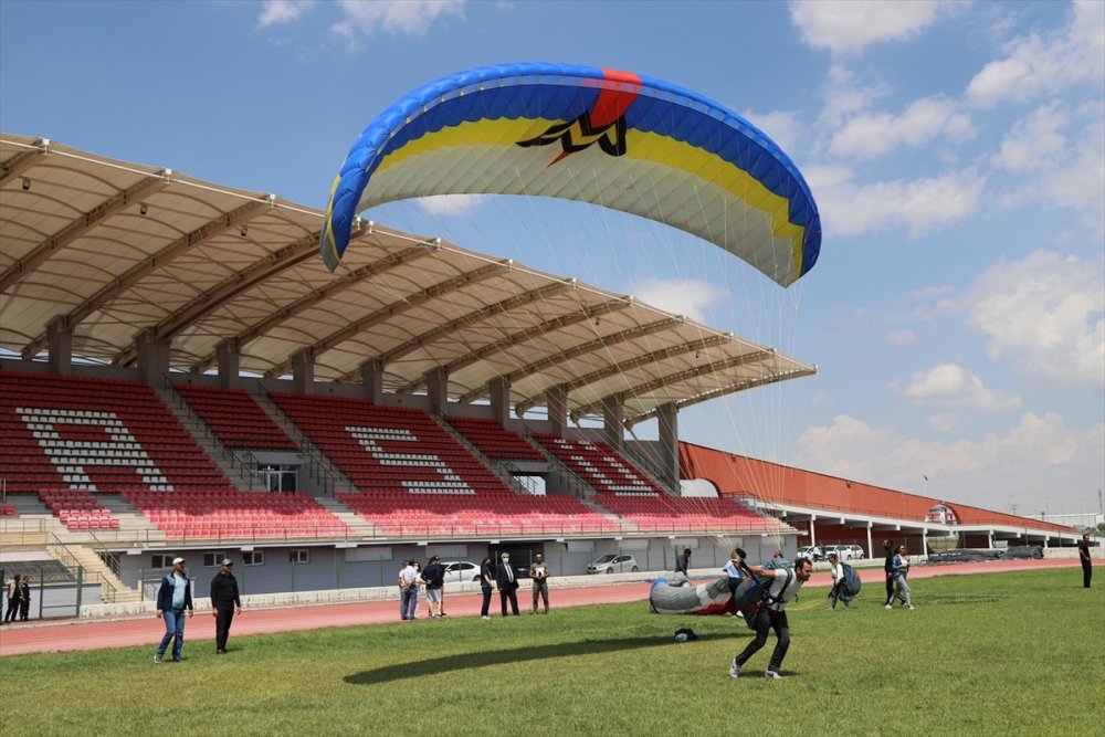 Aksaray Üniversitesin'den Öğrencilere Paraşüt Eğitimi