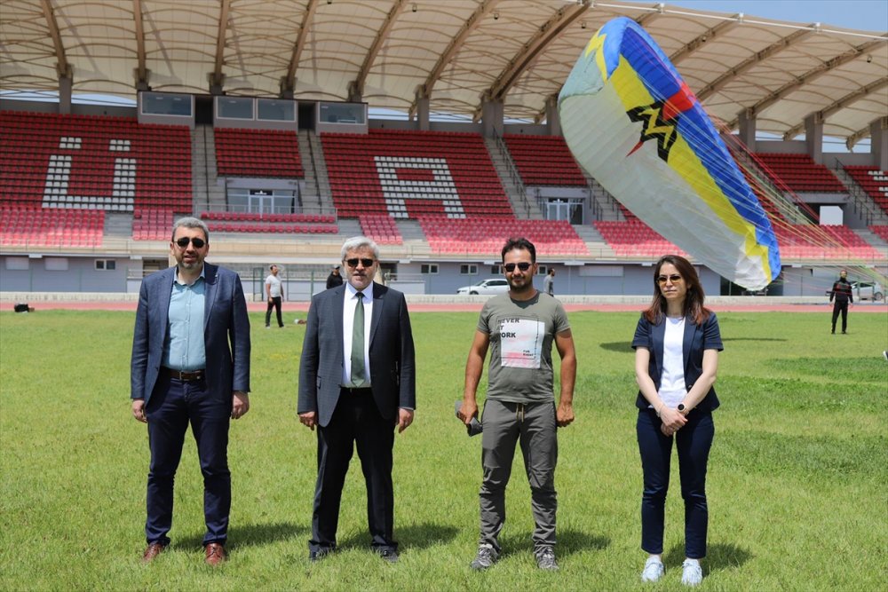 Aksaray Üniversitesin'den Öğrencilere Paraşüt Eğitimi