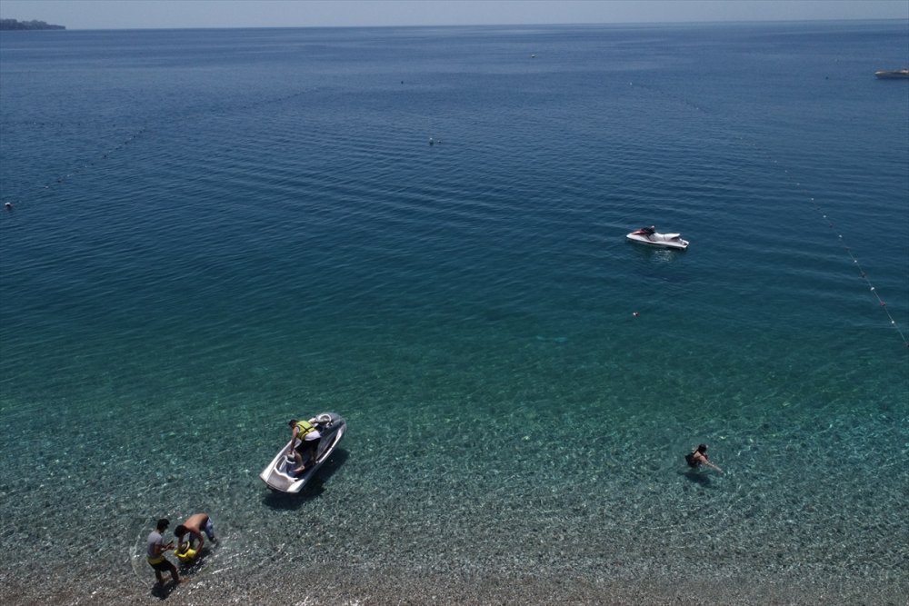Antalya Sahilleri Yine Serinlemek İsteyenlerle Doldu