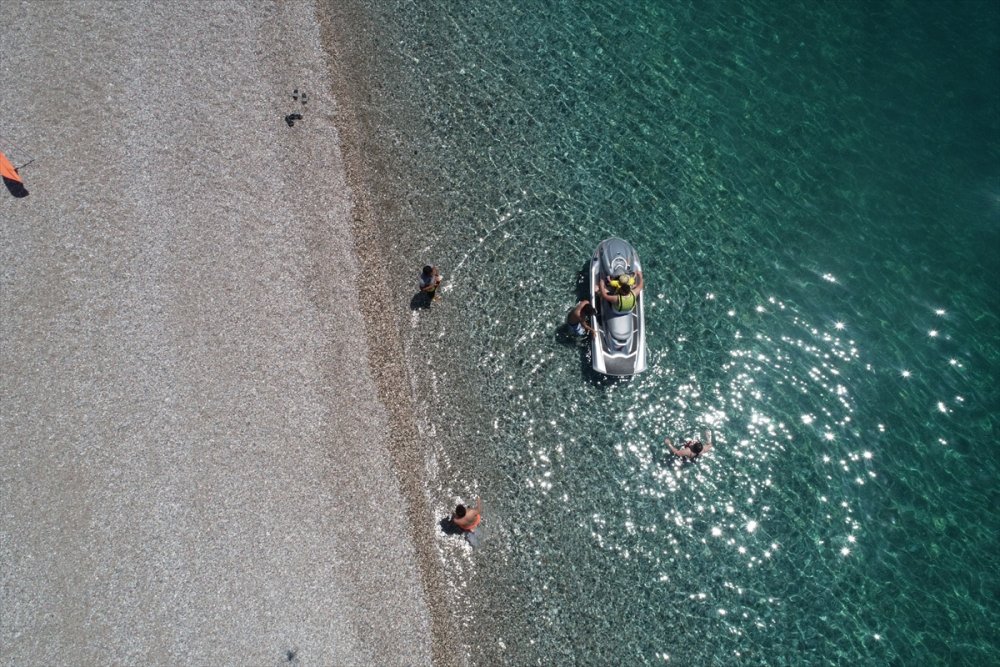 Antalya Sahilleri Yine Serinlemek İsteyenlerle Doldu