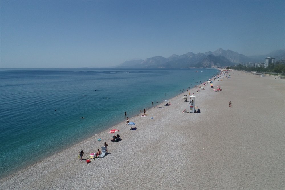 Antalya Sahilleri Yine Serinlemek İsteyenlerle Doldu