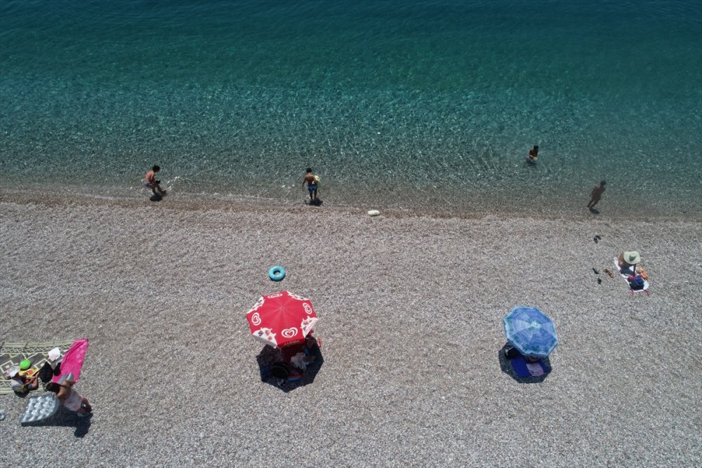 Antalya Sahilleri Yine Serinlemek İsteyenlerle Doldu