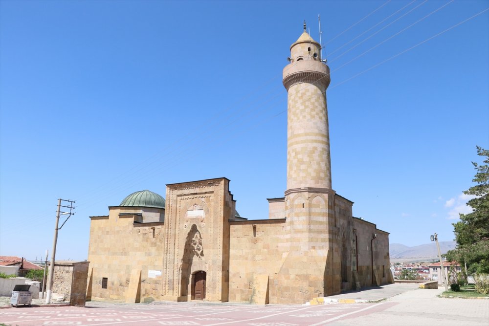 "Kapadokya'nın Giriş Kapısı" Niğde, Tarihi Ve Doğal Güzellikleriyle Cezbediyor