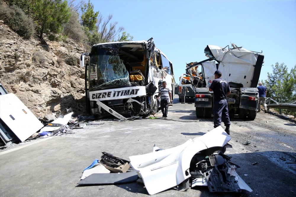 Mersin'de Yolcu Otobüsü İle Tır Çarpışmasıyla Kapanan Yol Açıldı