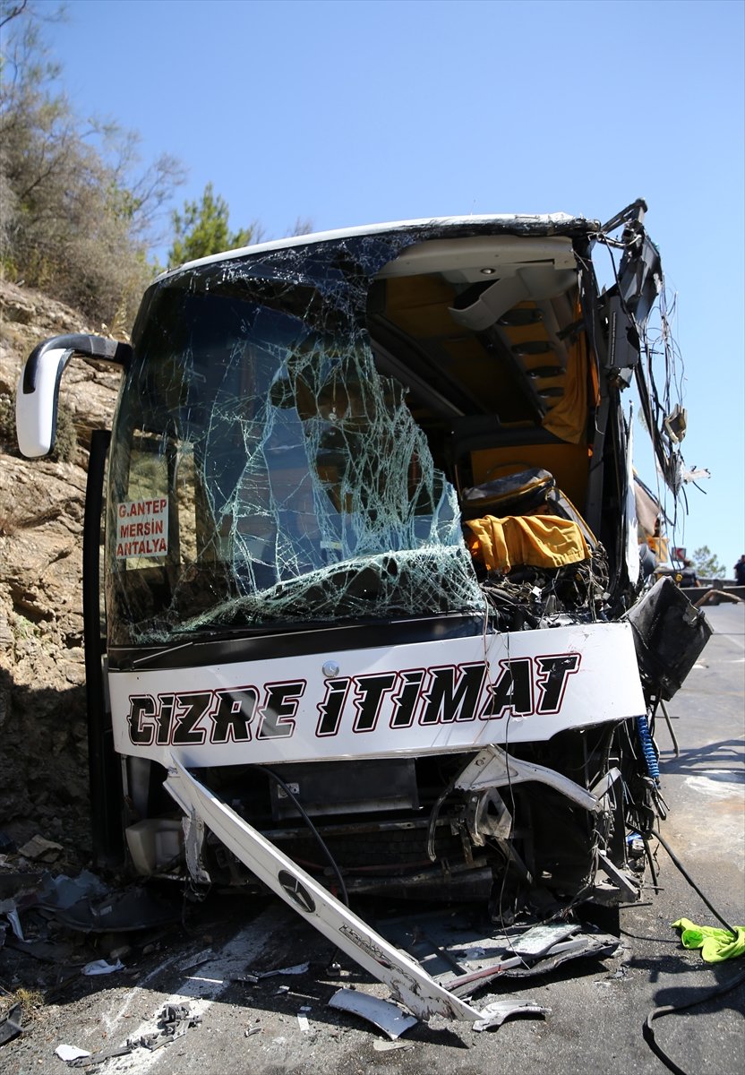 Mersin'de Yolcu Otobüsü İle Tır Çarpışmasıyla Kapanan Yol Açıldı