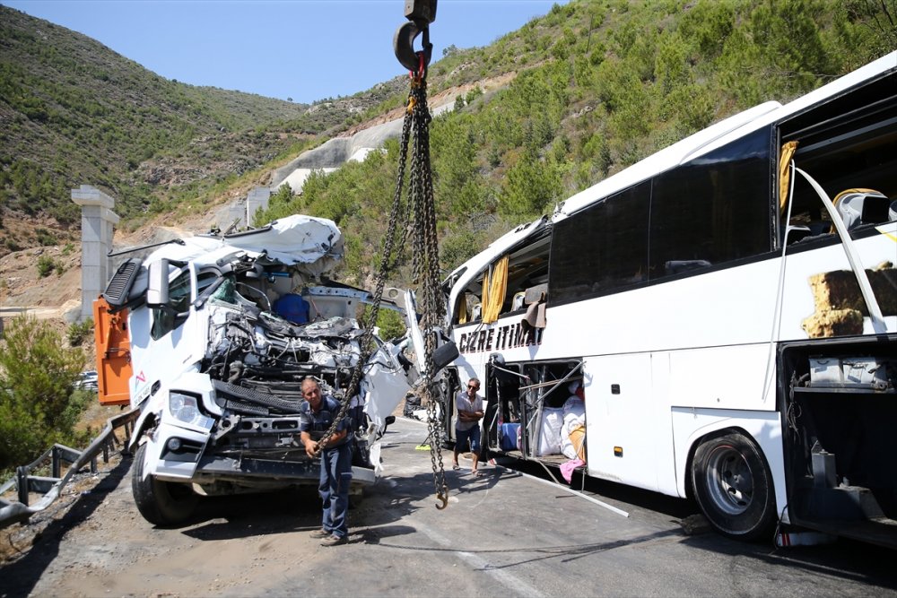 Mersin'de Yolcu Otobüsü İle Tır Çarpışmasıyla Kapanan Yol Açıldı