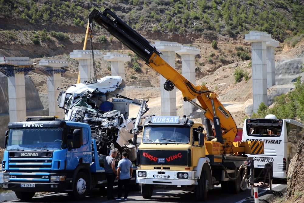 Mersin'de Yolcu Otobüsü İle Tır Çarpışmasıyla Kapanan Yol Açıldı