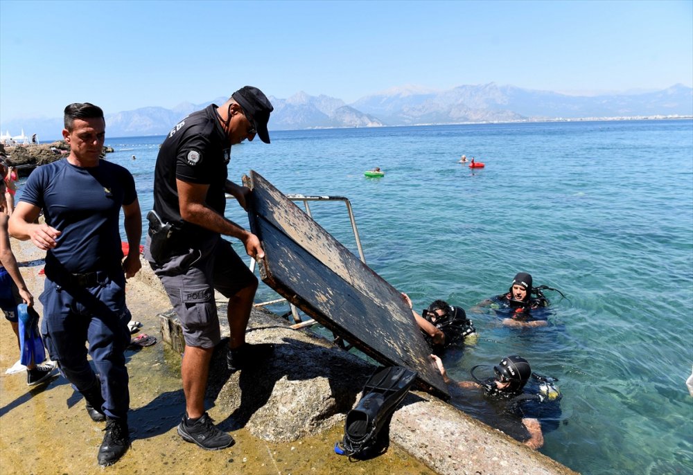 Antalya'da Deniz Dibi Temizliği Yapıldı