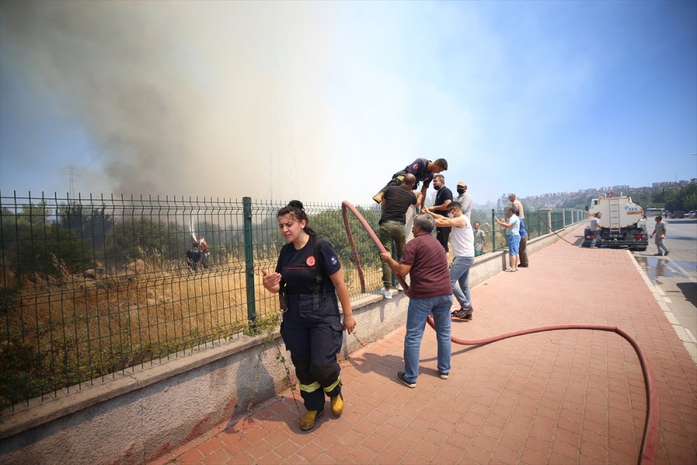 Antalya'da Zeytinpark'ta Ormanlık Ve Çalılık Alanda Yangın Çıktı