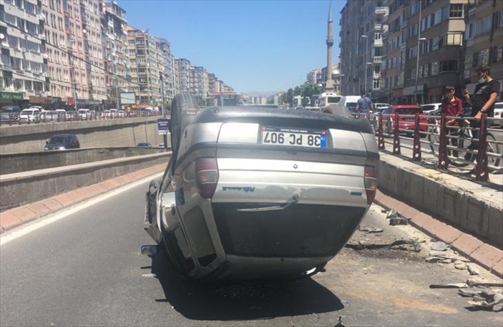Kayseri'de Otomobil Alt Geçitte Takla Attı: 1 Yaralı