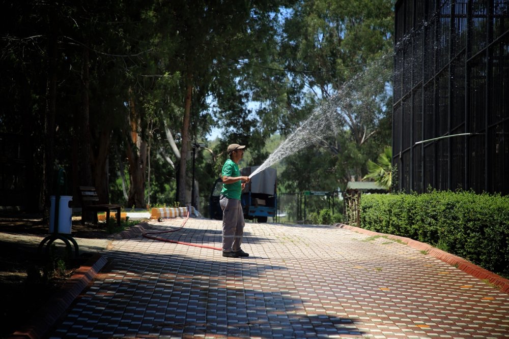 Mersin'de Sıcaktan Bunalan Hayvanlara Serinletici Hizmet