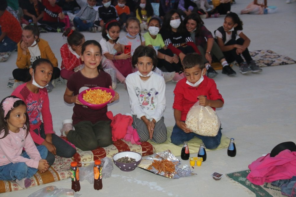 Aksaray'da Köy Okulu Öğrencileri Sinemayla Tanıştı