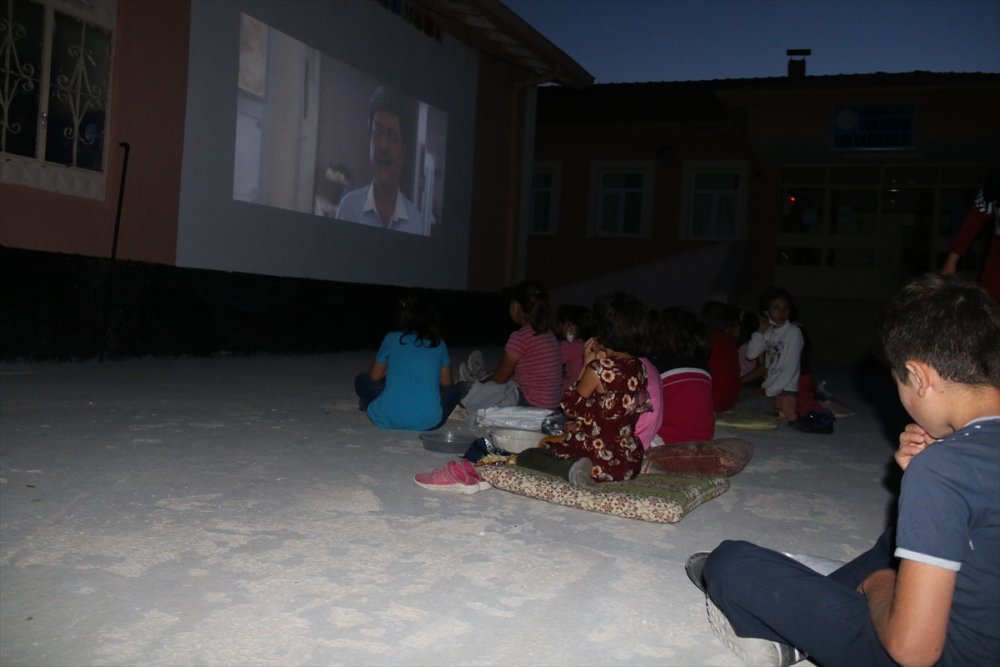 Aksaray'da Köy Okulu Öğrencileri Sinemayla Tanıştı