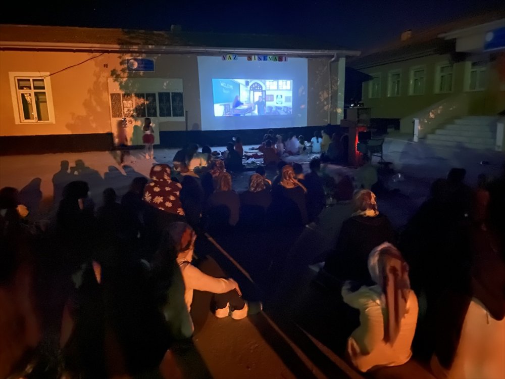 Aksaray'da Köy Okulu Öğrencileri Sinemayla Tanıştı