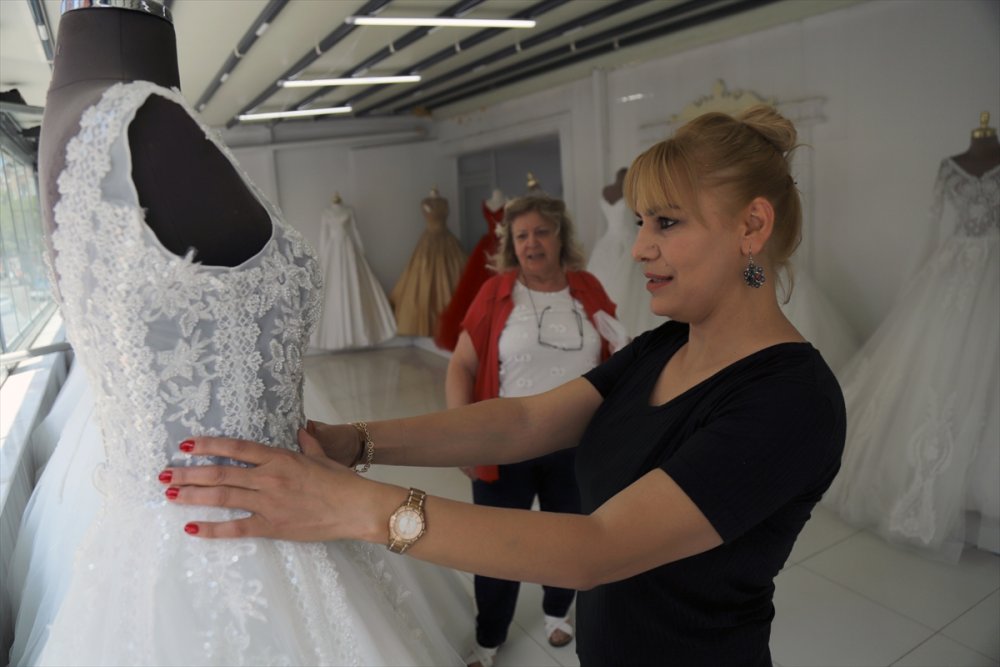 Aksaray'da Dikilen Gelinlikler Avrupa'daki Gurbetçi Genç Kızların Hayallerini Süslüyor
