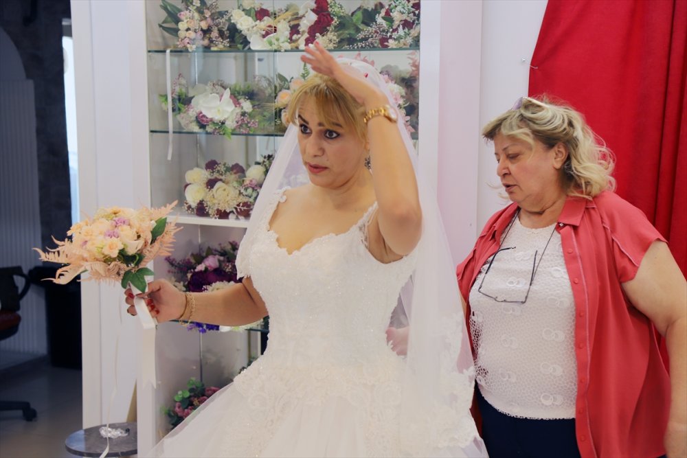 Aksaray'da Dikilen Gelinlikler Avrupa'daki Gurbetçi Genç Kızların Hayallerini Süslüyor