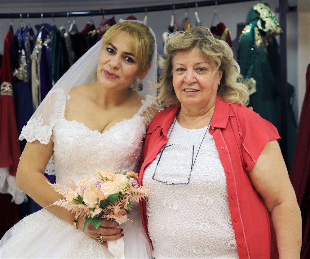 Aksaray'da Dikilen Gelinlikler Avrupa'daki Gurbetçi Genç Kızların Hayallerini Süslüyor