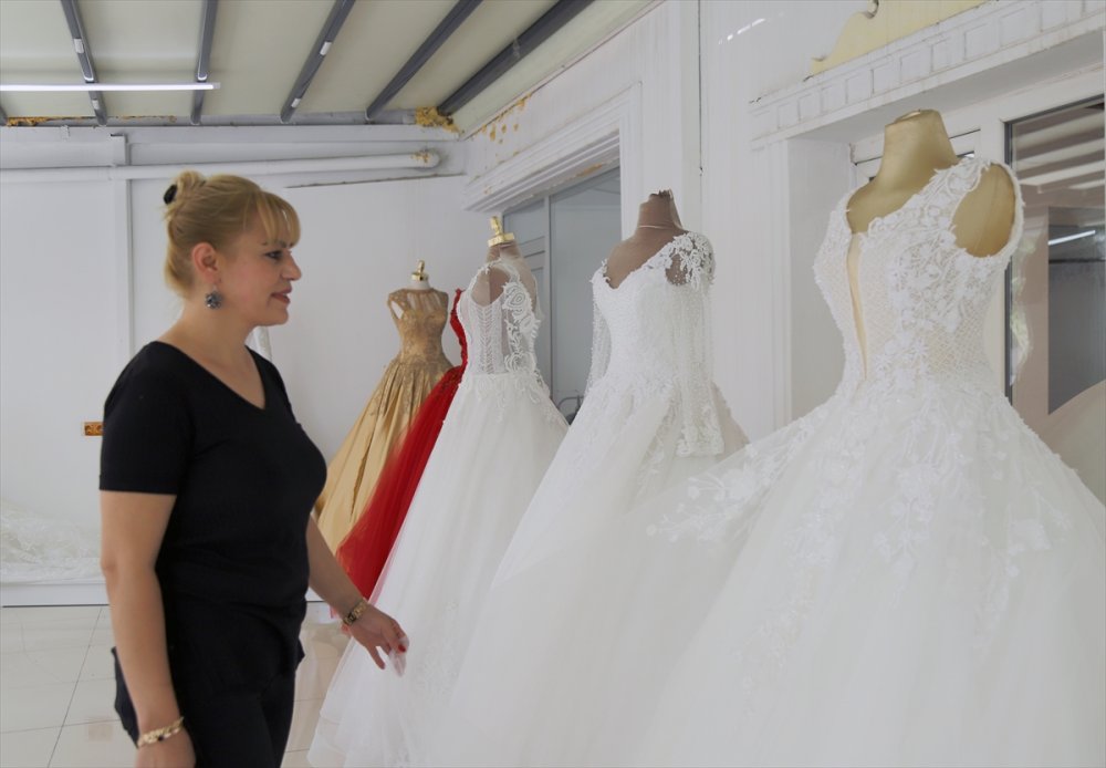 Aksaray'da Dikilen Gelinlikler Avrupa'daki Gurbetçi Genç Kızların Hayallerini Süslüyor