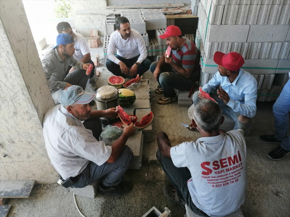Ereğli'de İnşaat İşçileri İle Karpuz Keyfi