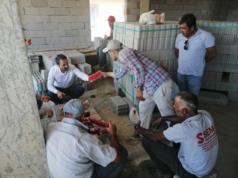 Ereğli'de İnşaat İşçileri İle Karpuz Keyfi