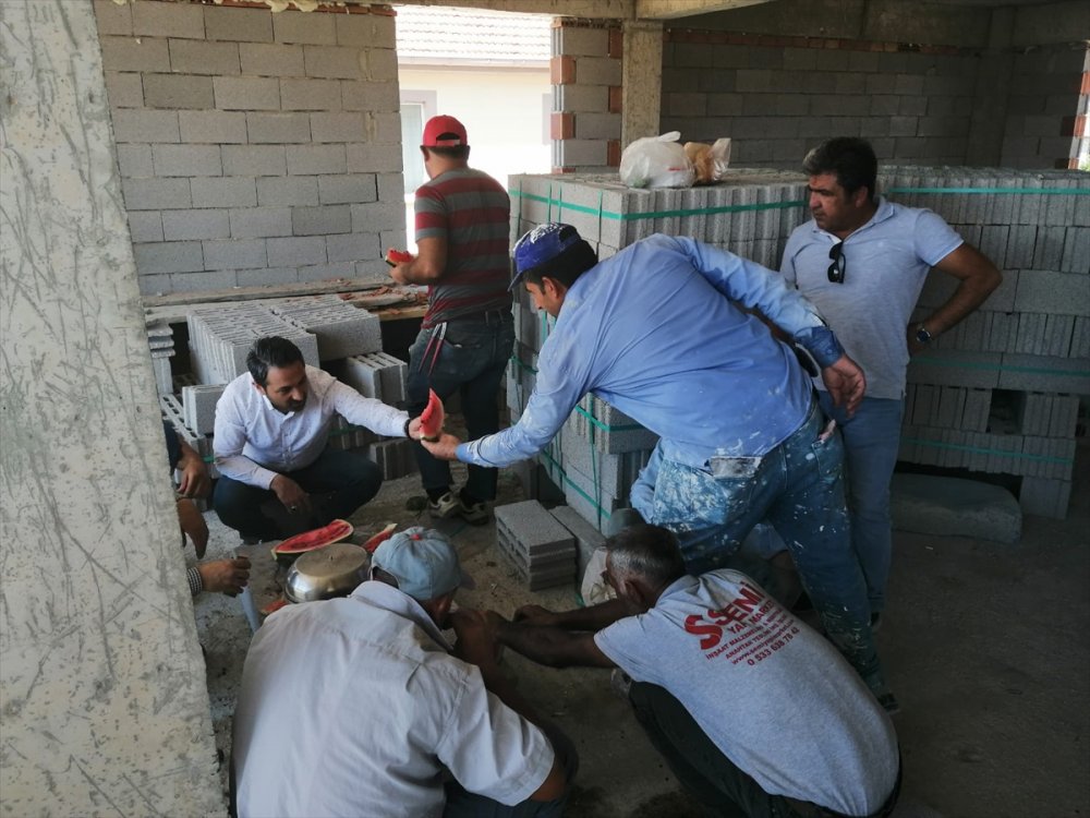 Ereğli'de İnşaat İşçileri İle Karpuz Keyfi