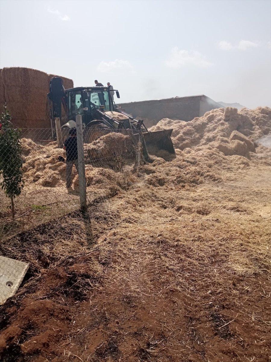 Hüyük'te Çıkan Yangında Ekili Alanlar Ve Saman Balyaları Yandı