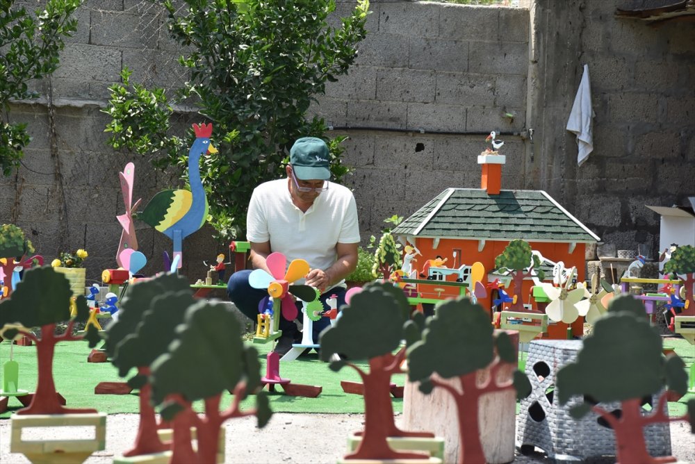 Oğlunu Mutlu Etmek İçin Başladığı El Yapımı Ahşap Oyuncak İşi Mesleği Oldu