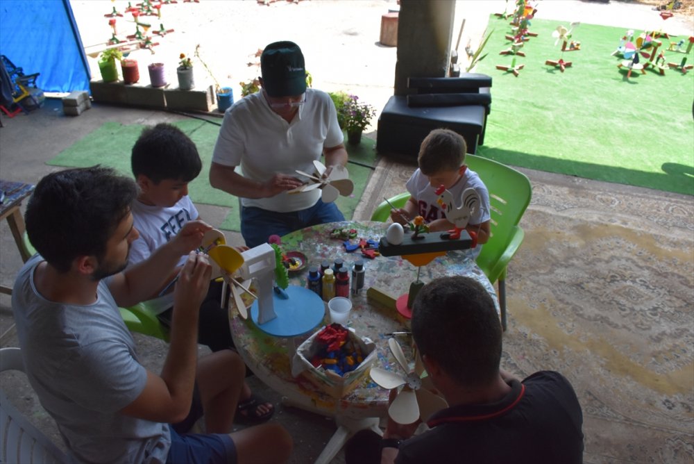 Oğlunu Mutlu Etmek İçin Başladığı El Yapımı Ahşap Oyuncak İşi Mesleği Oldu