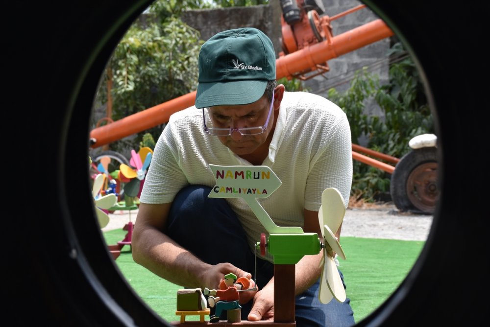 Oğlunu Mutlu Etmek İçin Başladığı El Yapımı Ahşap Oyuncak İşi Mesleği Oldu