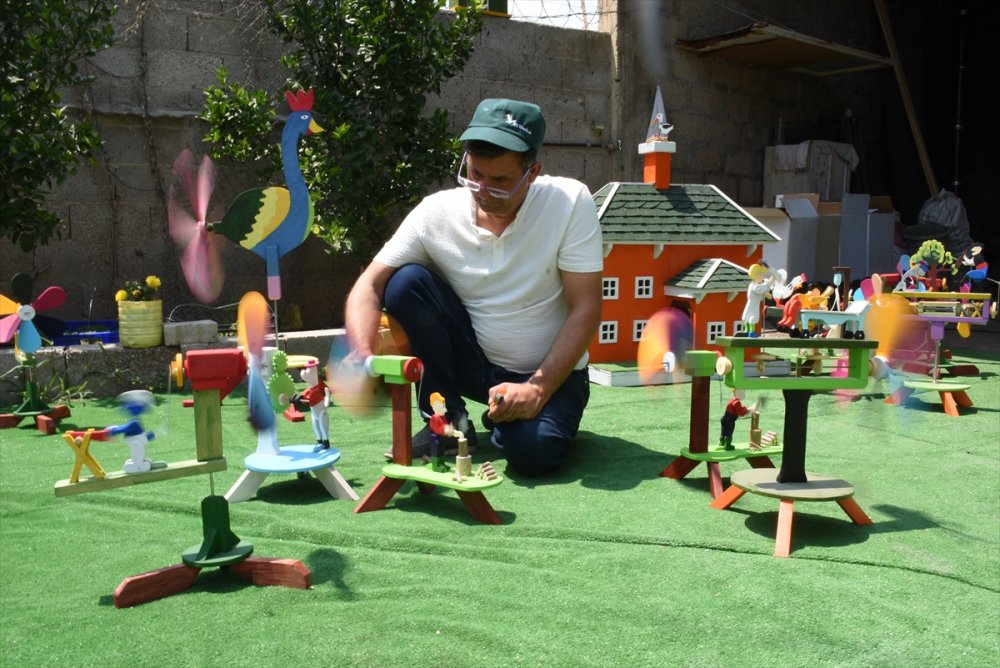 Oğlunu Mutlu Etmek İçin Başladığı El Yapımı Ahşap Oyuncak İşi Mesleği Oldu