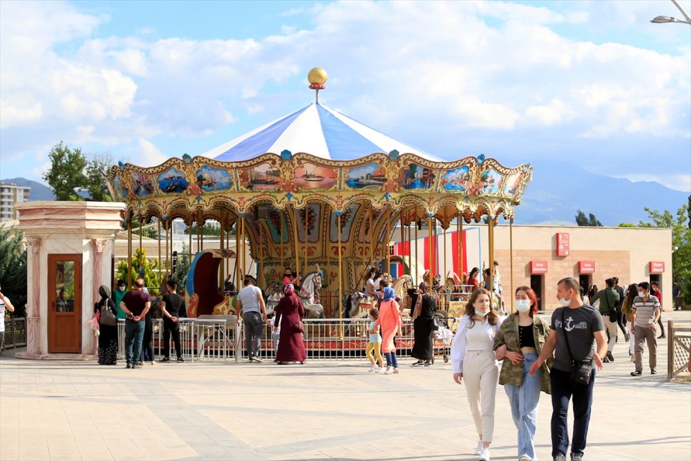 Kayseri'deki Anadolu Harikalar Diyarı'na Kısıtlamasız Pazar Gününde Yoğun İlgi