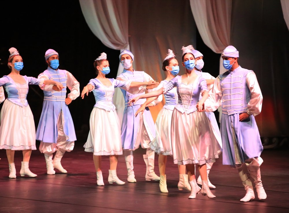 Mersin Devlet Opera Ve Balesi "gala Bale" Seçkisini Sahneledi
