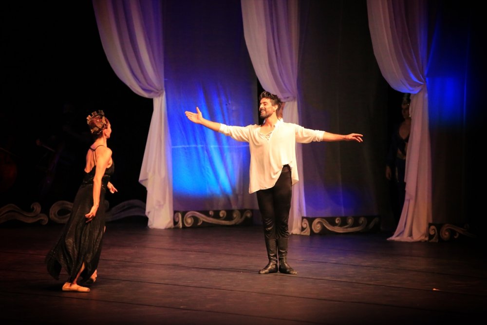 Mersin Devlet Opera Ve Balesi "gala Bale" Seçkisini Sahneledi