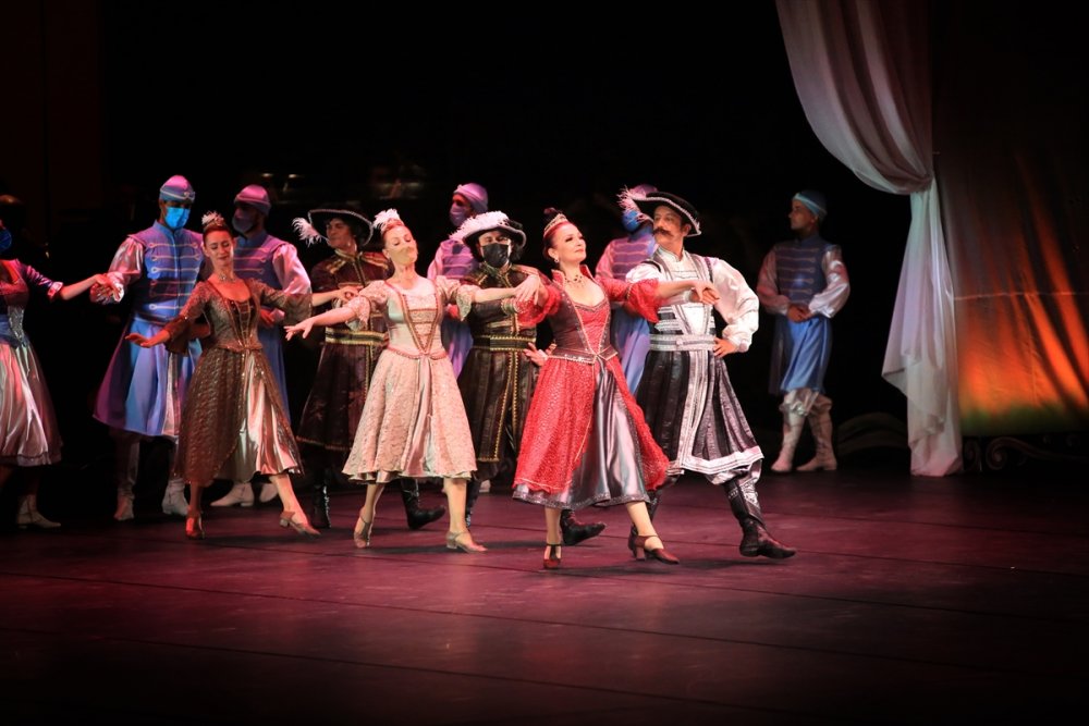 Mersin Devlet Opera Ve Balesi "gala Bale" Seçkisini Sahneledi