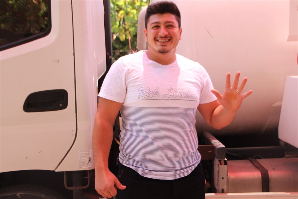 Antalya'da Damada 5 Bin Liranın 5'lik Banknotlar Halinde Takılması Renkli Görüntüler Oluşturdu