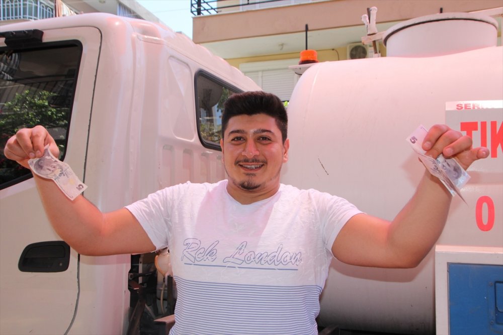 Antalya'da Damada 5 Bin Liranın 5'lik Banknotlar Halinde Takılması Renkli Görüntüler Oluşturdu