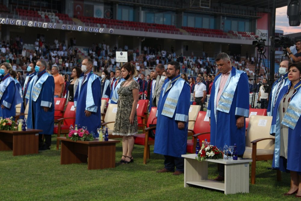 Akdeniz Üniversitesi'nde Öğrencilerin Mezuniyet Sevinci