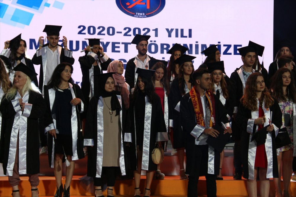Akdeniz Üniversitesi'nde Öğrencilerin Mezuniyet Sevinci