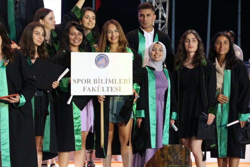 Akdeniz Üniversitesi'nde Öğrencilerin Mezuniyet Sevinci