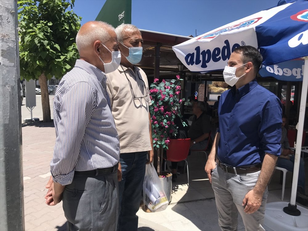 İsveç'te Parti Kuran Konyalı Siyasetçi, Hemşehrilerinden Oy İstemek İçin Memleket Sokaklarında