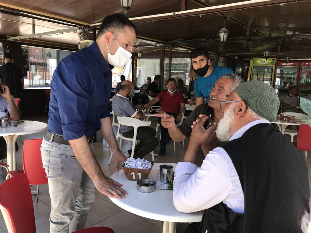 İsveç'te Parti Kuran Konyalı Siyasetçi, Hemşehrilerinden Oy İstemek İçin Memleket Sokaklarında