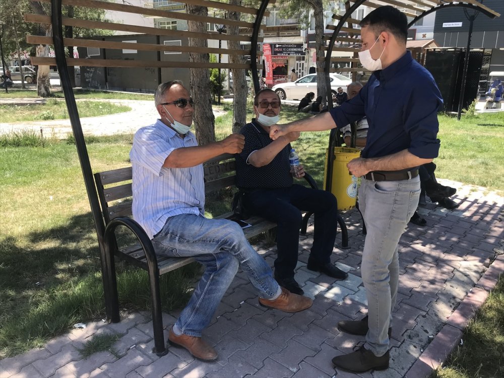 İsveç'te Parti Kuran Konyalı Siyasetçi, Hemşehrilerinden Oy İstemek İçin Memleket Sokaklarında