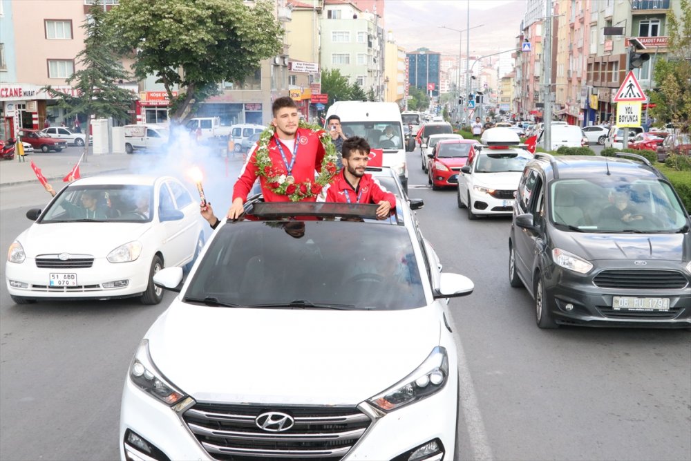 Niğdeli Şampiyonlara Coşkulu Karşılama