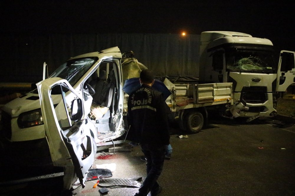 Eskişehir'de Tır İle Kamyonet Çarpıştı: 3 Yaralı