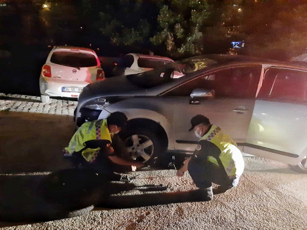 Kaş'ta Jandarmadan Yolda Lastiği Patlayan Araçtaki 5 Kişiye Yardım